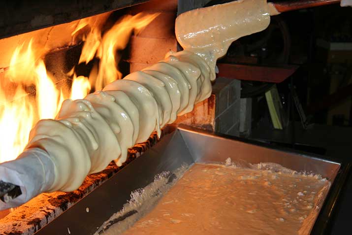 Backen-des-Salzwedler-Baumkuchens